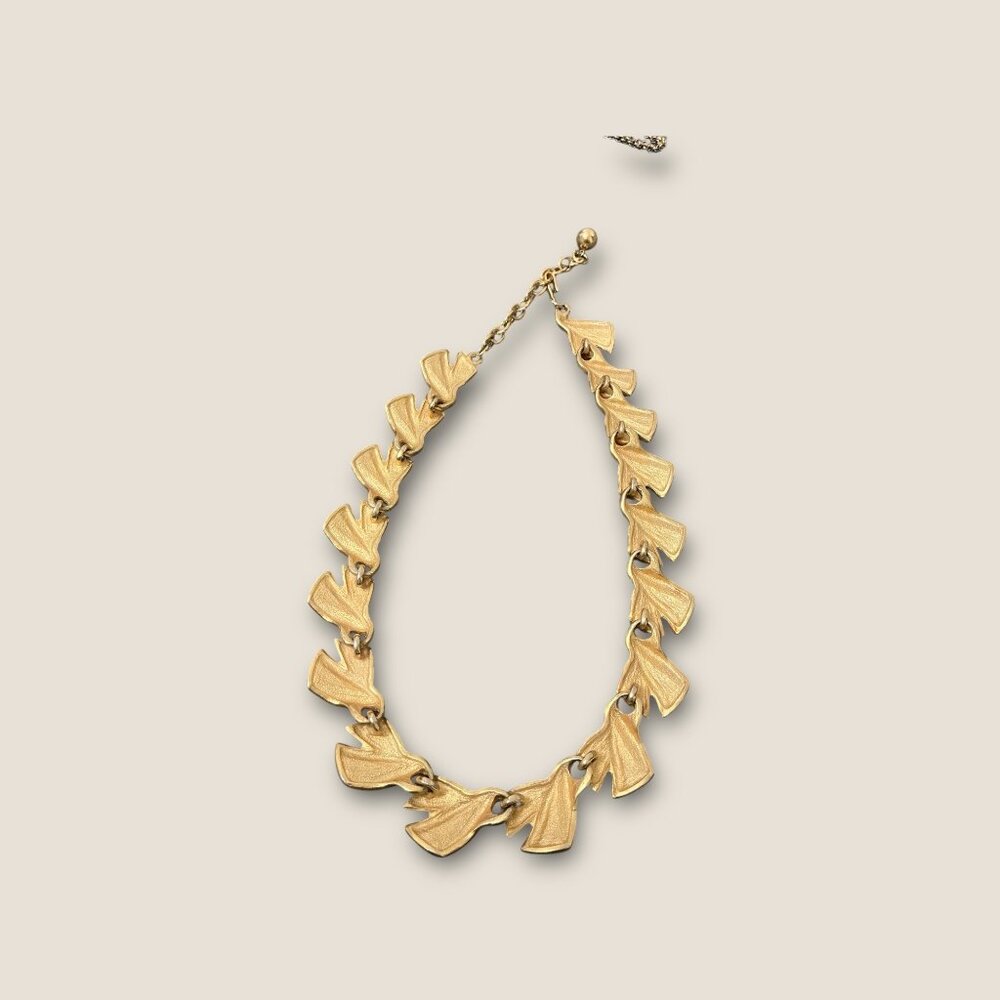 Maxine Decker 80s Gold-Toned Leaf Design Choker Necklace Adjustable Length - Picture 3 of 4